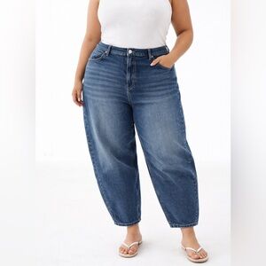 American Eagle Plus-Size Barrel Jeans in Medium Blue Wash - Size 18 EUC